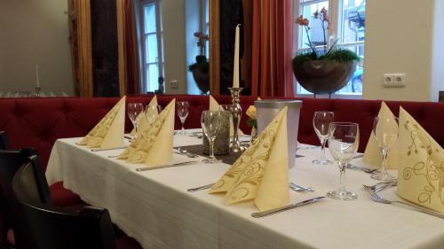 a table with yellow napkins on top of it at Fachwerk-Hotel Eisenbart in Hannoversch Münden
