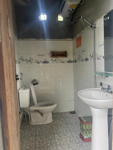 La salle de bains est pourvue de toilettes et d'un lavabo. dans l'établissement Mama Gia Homestay, à Sa Pa