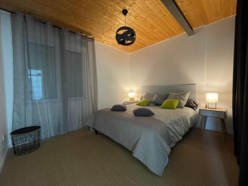 เตียงในห้องที่ Gîte Causses Cocottes - Maison d'architecte sur 5800 m2 de terrain