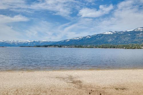Gallery image of Donnelly Cabin with Hot Tub Less Than 1 Mi to Boulder Creek! in Donnelly