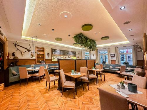 una sala da pranzo con tavoli e sedie in un ristorante di Hotel Elefant Family Business a Salisburgo