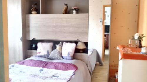 um quarto com uma cama com uma grande cabeceira de cama em Maison d'une chambre avec jardin clos et wifi a La Croix en Touraine em La Croix-en-Touraine