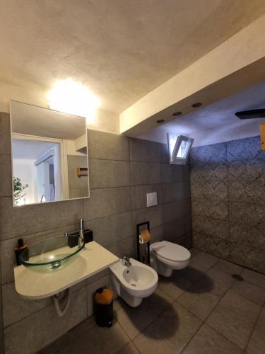 a bathroom with a sink and a toilet and a mirror at !!!OFFERTA LAST MINUTE!!! LUSSUOSO appartamento NUOVO 300m dalla spiaggia in Torre Lapillo