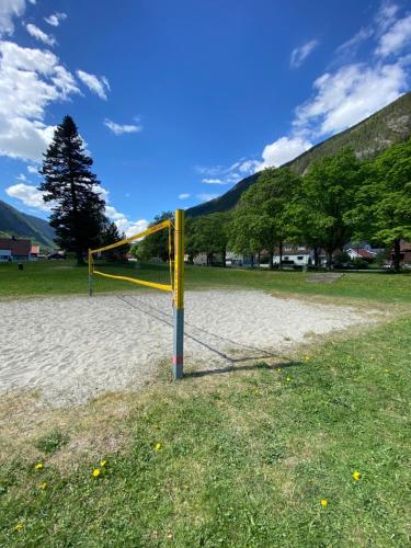 una red de voleibol en la arena en un campo en Sentralt hus i Rjukan, en Rjukan