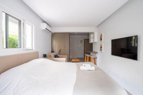 Bright & Breezy Glyfada Studio