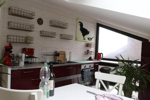 a kitchen with a stove and a table with a table sidx sidx at Schönes Loft 2 Personen 1-Raum 60qm in Meschede