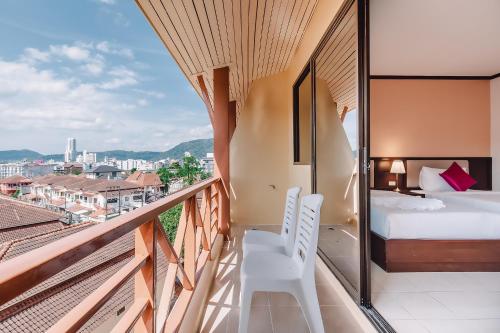 Un pat sau paturi într-o cameră la Bauman-Ville Hotel Patong