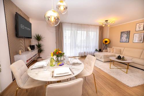Una televisión o centro de entretenimiento en Luxx Home BC, Zentral - Balkon - Parkplatz - voll ausgestattete Küche