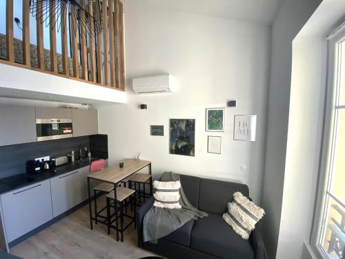 un salon avec un canapé et une table dans l'établissement Hypercentre lamartine 513, à Nice