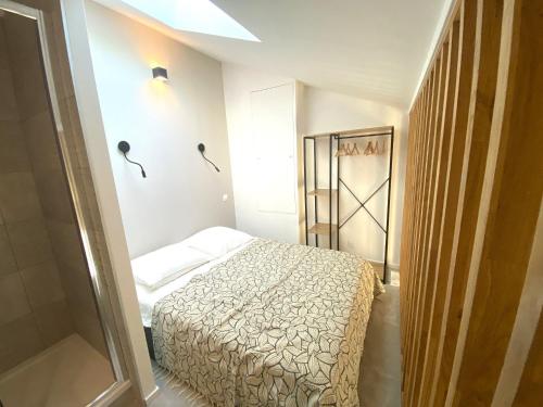 une chambre avec un lit dans une petite pièce dans l'établissement Hypercentre lamartine 513, à Nice