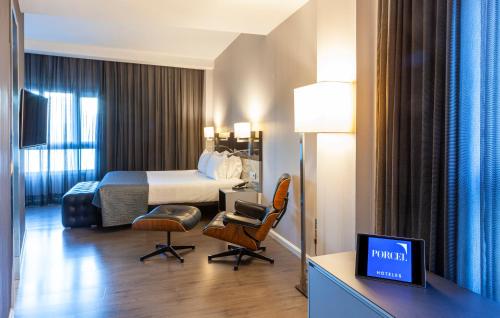 a hotel room with a bed and a tv at Porcel Torneo in Seville