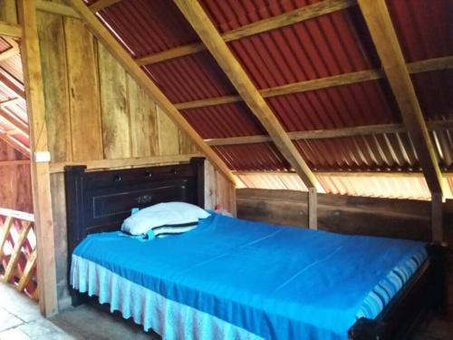 UrraoにあるA ver Aves, mágico lugar.の屋根付きの部屋のベッド1台