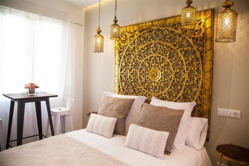 sypialnia z łóżkiem z dużym zagłówkiem w obiekcie Apartamento City SOLO ADULTOS w Madrycie