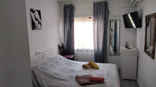 sypialnia z łóżkiem, lustrem i oknem w obiekcie Appartemento ALAMO PLAYA LA FOSSA w mieście Calpe