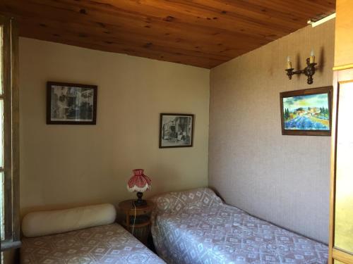 - une chambre avec 2 lits jumeaux et une lampe dans l'établissement Les pieds dans l'eau. Studio sur la plage, à Mauguio