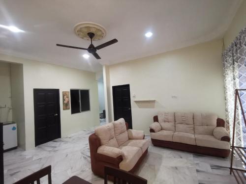 Ruang duduk di Kejora Guest House