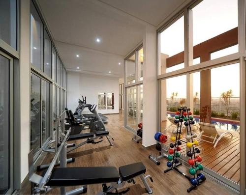 uma sala de fitness com um ginásio com máquinas de andar em Stay GRU - Loft Completo próx GRU airport - Guarulhos em Guarulhos