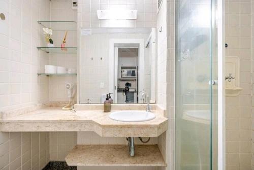 a bathroom with a sink and a shower at Belo apartamento Perdizes em frente o Allianz Parque com estacionamento in São Paulo