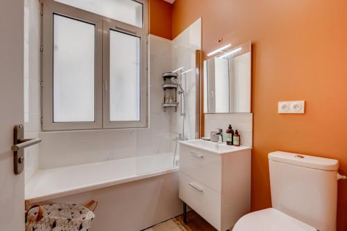 une salle de bain avec toilettes, lavabo et douche dans l'établissement Pause Pastel - Charmant & lumineux T3, à Toulouse