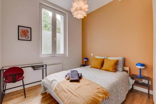 une chambre avec un lit et une chaise rouge dans l'établissement Pause Pastel - Charmant & lumineux T3, à Toulouse