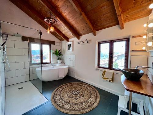 a bathroom with a tub and a sink and a bath tub at Casa con vistas a la montaña, cerca a la costa entre Arriondas y Ribadesella in Cangas de Onís