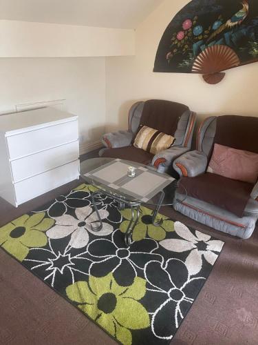 A seating area at 1bed Cosy Flat Located in a Busy Area With Lots of Activities