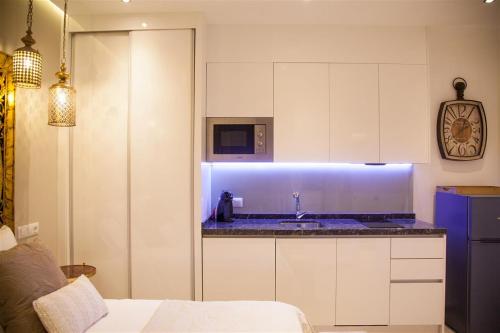 - une cuisine avec un évier et un comptoir dans l'établissement Apartamento City SOLO ADULTOS, à Madrid