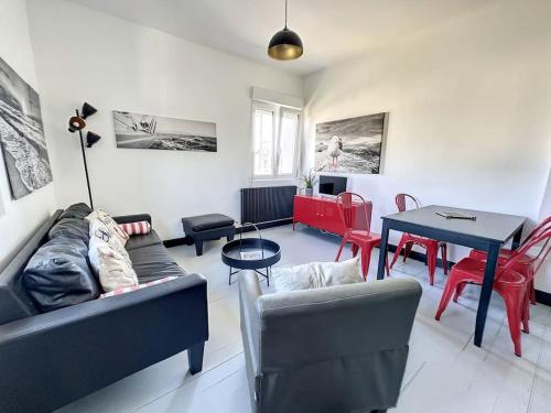 un salon avec un canapé et une table dans l'établissement Maison familiale à 700m de la mer avec parking les haubans, à Cayeux-sur-Mer
