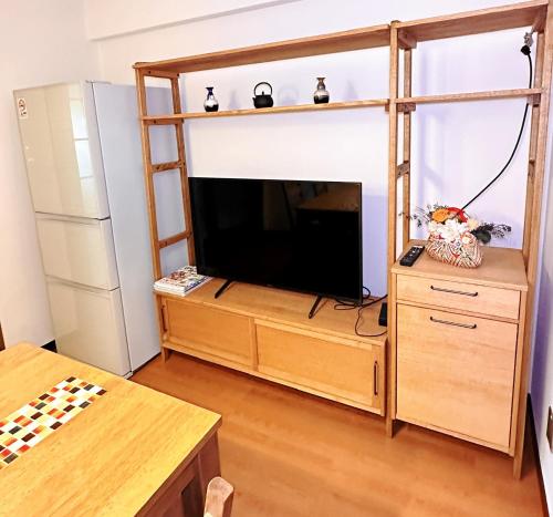a room with a bunk bed with a tv and a desk at 丸々貸切HYGGE HOUSE アメニティ完備 キッチン調理器具 高速Wi-Fi 駐車無料 JR北柏駅徒歩2分 上野駅まで30分 成田や羽田空港から60分 in Kashiwa