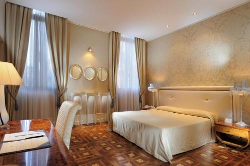 Postel nebo postele na pokoji v ubytování Hotel Ai Due Principi