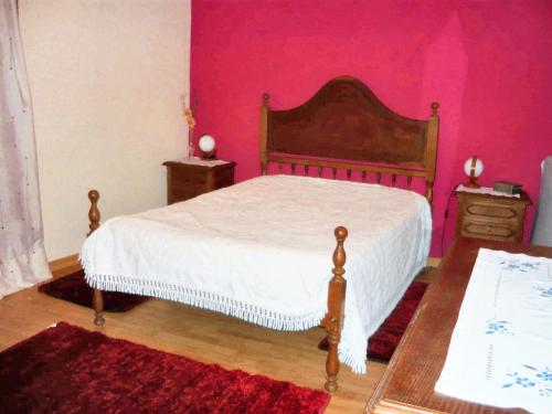 1 dormitorio con cama y pared de color rosa en 5 bedrooms house with furnished terrace and wifi at Braganca 2 km away from the beach en Bragança