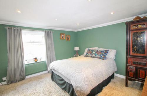 En eller flere senge i et værelse på Marwood Cottage