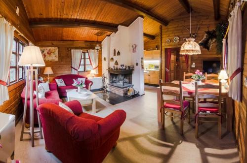 een woonkamer met een tafel en stoelen en een eetkamer bij Bergblick Willingen in Neerdar