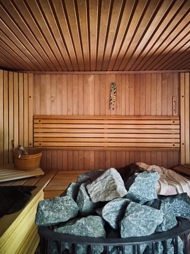 un sauna avec un lit rempli de pierres dans l'établissement Charming Normandy House with sauna, apple orchard, short walk to the beach, à Vattetot-sur-Mer