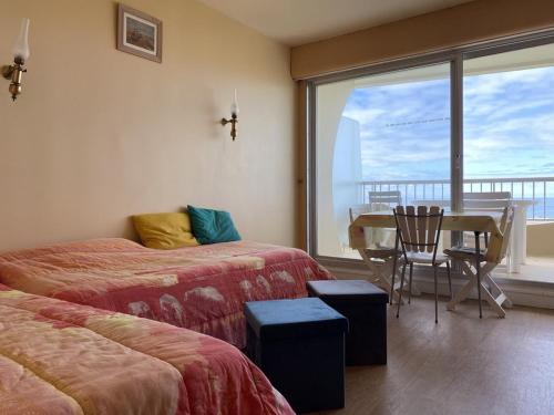 Habitación con 2 camas y mesa con vistas. en 410 - A ERQUY, dans le résidence de CAROUAL, en Erquy