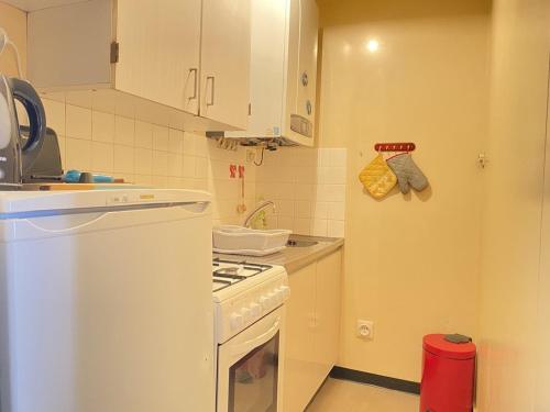 Il comprend une cuisine équipée d'une cuisinière et d'un réfrigérateur blancs. dans l'établissement 410 - A ERQUY, dans le résidence de CAROUAL, à Erquy