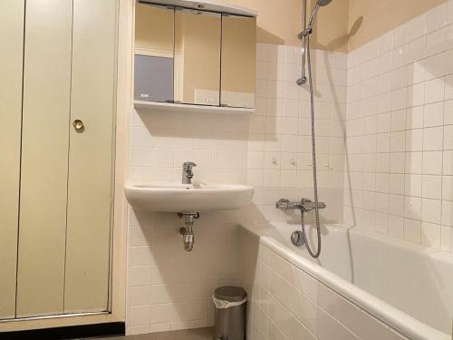 Un baño blanco con lavabo y ducha. en 410 - A ERQUY, dans le résidence de CAROUAL, en Erquy