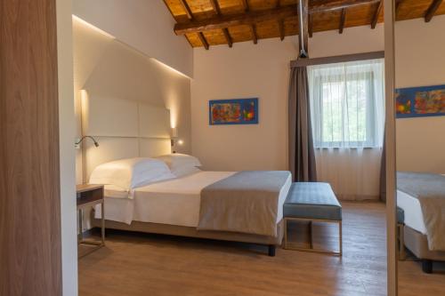 una camera con due letti e una finestra di Le Cappuccinelle Suites&SPA a Perugia