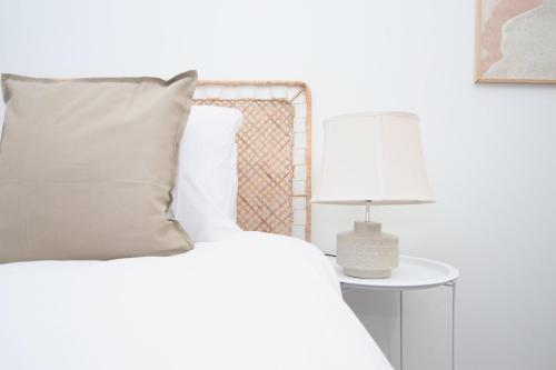 Giường trong phòng chung tại Modern Two BR | Free Parking