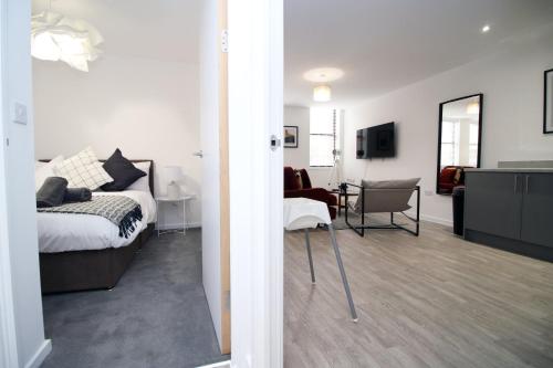 TV/trung tâm giải trí tại Modern Two BR | Free Parking