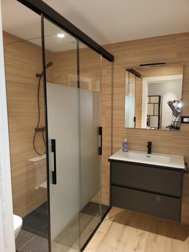 y baño con lavabo y espejo. en Bilbao ciudad del mundo, piso 90 m2, Parking gratis, arte teletrabajo y ocio,, en Bilbao