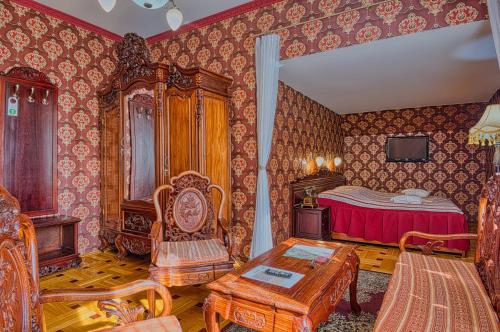 Giường trong phòng chung tại Fried Kastély Hotel Simontornya