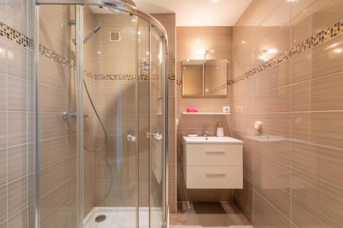 a bathroom with a shower and a sink at Vue mer, 2 pièces Terrasse, 5 min du centre in Antibes