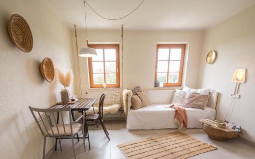 ein Wohnzimmer mit einem Sofa und einem Tisch in der Unterkunft WEINLOFTS Weinloft I in Edlitz im Burgenland