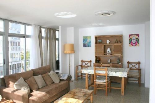 ein Wohnzimmer mit einem Sofa und einem Tisch in der Unterkunft Tahiti Muchavista El Campello flat with sea views in El Campello