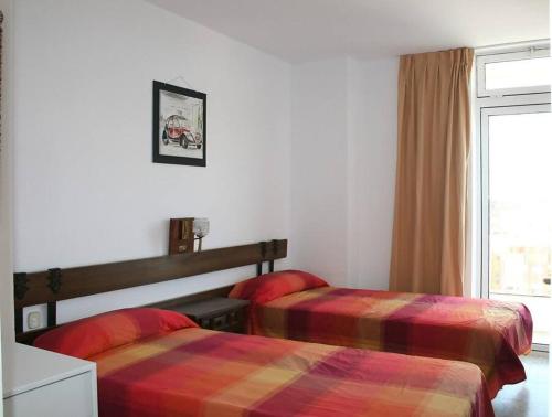 ein Hotelzimmer mit 2 Betten und einem Fenster in der Unterkunft Tahiti Muchavista El Campello flat with sea views in El Campello