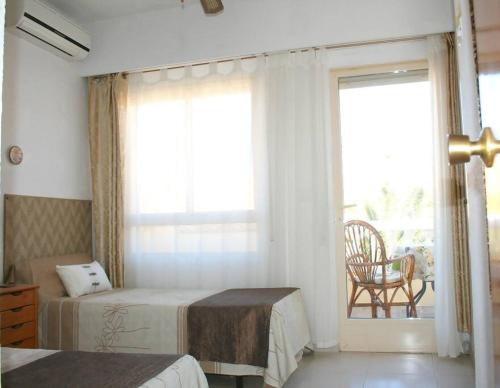una camera con due letti e una finestra con una sedia di Casa Samuel El Campello house with communal pool a El Campello
