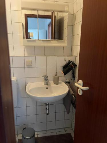 Wegener Apartments في مانهايم: حمام مع حوض ومرآة