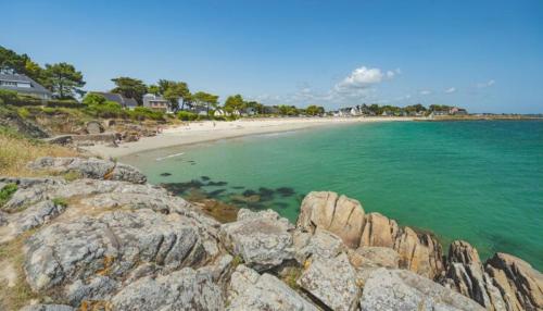 - une vue sur une plage de rochers et l'océan dans l'établissement Mobil home CARNAC, à Carnac