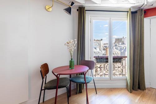 une pièce avec une table, des chaises et une fenêtre dans l'établissement GuestReady - Modern comfort near Palais Garnier, à Paris